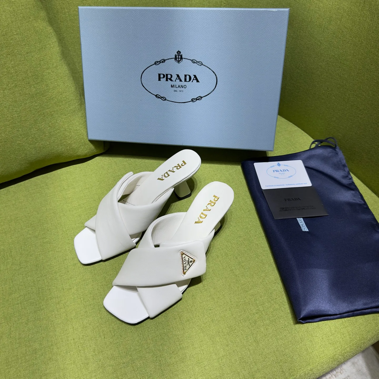 👟👟Ex-factory price 540👟👟 Prada 25ss new style for early spring🔥🔥✨ 🌟 Recommended by major bloggers in Xiaohongshu, developed 1-1 to highlight classic charm. Open molded outsole. Imported mixed breed sheep lining. This sandal embodies a modern design with Nappa leather, a soft-touch padding that accentuates the silhouette. Decorated with an enameled triangle metal logo for added recognition. Enamel-coated metal triangle logo Leather sole decorated with metal letter logo Lacquered heel, height 65 mm Size: 35 to 42 (40-42 customized, non-refundable)
